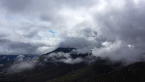 Geheimnisvolle-Atmosphärenwolken-über-Den-Bergen-Südafrikas