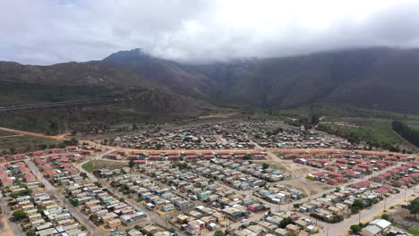 Township-In-Südafrika-Luftaufnahme-über-Kleine-Häuser-Armenviertel