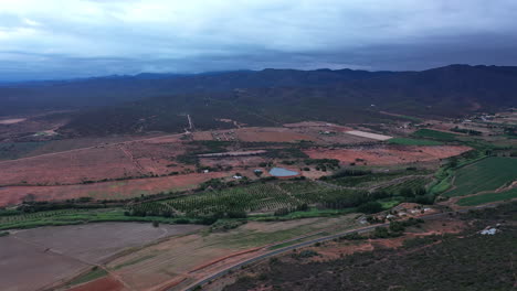 Südafrikas-Landwirtschaftliche-Flächen-Mit-Bewölkten-Luftaufnahmen-Der-Bauern