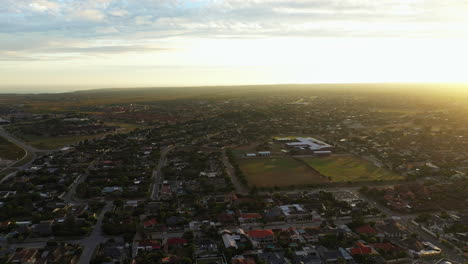 Wohnhäuser-In-Port-Elizabeth,-Südafrikanische-Stadt,-Sonnenuntergangsantenne