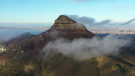 Hermosa-Foto-Sobre-Una-Montaña-En-Cap-Town-Sudáfrica-Durante-La-Puesta-De-Sol