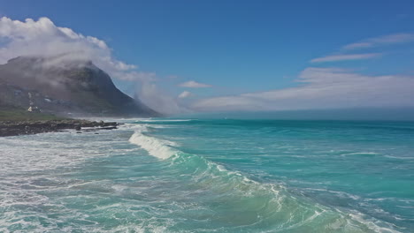 Luftaufnahme-über-Dem-Blauen-Türkisfarbenen-Wasser-Der-Südafrikanischen-Küste