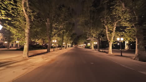 Nachtansicht-Des-Montpellier-Parks,-Leere-Straßen-In-Der-Innenstadt
