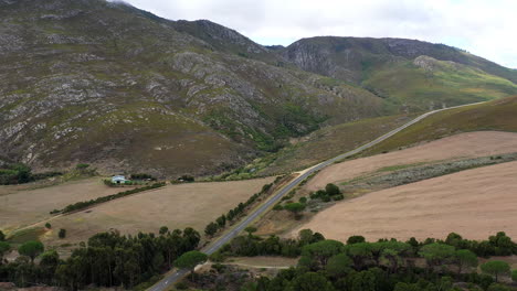 Carretera-Que-Pasa-A-Lo-Largo-De-Una-Montaña-En-Sudáfrica-Vegetación-Un-Poco-Verde