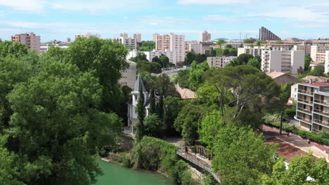 Luftaufnahme-Von-Montpellier-Vom-Fluss-Le-Lez,-Gebäude-Im-Hintergrund
