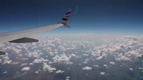Blick-Mit-Wolken-über-Das-Meer-Aus-Dem-Flugzeugfenster