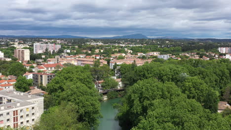 Wunderschöne-Luftaufnahme-über-Den-Fluss-Le-Lez-Montpellier-Bergbild-Saint-Loup