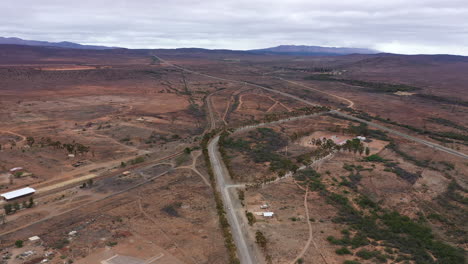 Luftdrohnenaufnahmen-Auf-Dem-Land-Südafrikas-In-Trockener,-Trockener-Umgebung