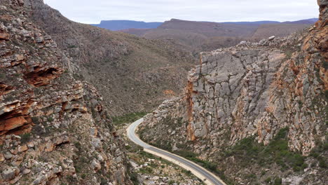 Straße,-Die-Eine-Schlucht-In-Den-Felsigen-Bergen-Südafrikas-überquert