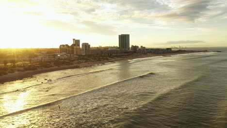 Wunderschöne-Wellen-Am-Ufer-Von-Port-Elizabeth-City,-Luftaufnahme