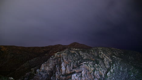 Nachtbewölkter-Zeitraffer-über-Einem-Felsigen-Berg-In-Südafrika