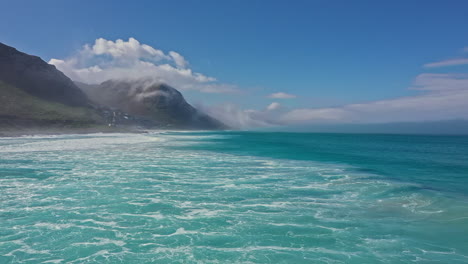 Luftaufnahme-Der-Küste-Des-Südafrikanischen-Ozeans,-Sonniger-Tag,-Sauberes-Wasser