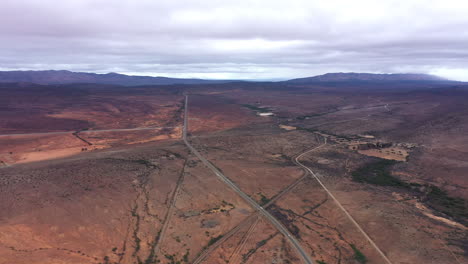Aerial-shot-of-a-road-crossing-a-South-African-landscape-arid-environnement