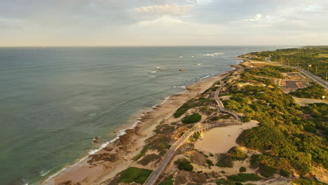 Hermoso-Camino-De-Madera-A-Lo-Largo-De-La-Costa-Del-Océano-De-La-Playa-De-Port-Elizabeth-Aérea