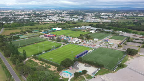 Fußballfelder-In-Montpellier-Luftaufnahme-Großaufnahme-Grünes-Gras-Fußballfelder-Wolke