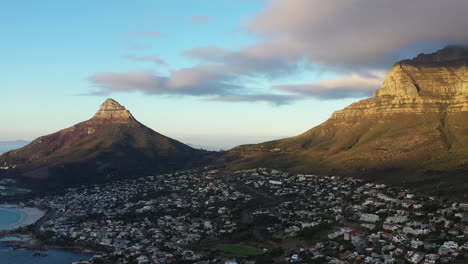 Reiche-Wohlhabende-Nachbarschaft-Cap-Town-Hout-Bay-Beach-Luftaufnahme-Südafrika