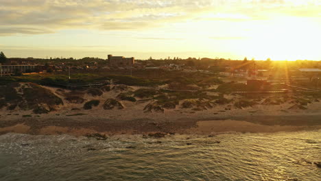 Sonnenuntergang-über-Der-Sandigen-Küste-Von-Port-Elizabeth,-Südafrika-Wellen-Im-Ozean