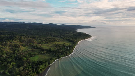Majestätische-Costa-ricanische-Meereslandschaft,-Die-In-Sanfte-Grüne-Landschaften-übergeht.