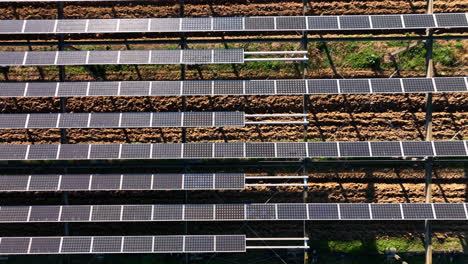 Montpelliers-Agrarlandschaft-Durchsetzt-Mit-Modernen-Solarpaneelen,