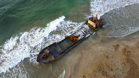 Luftaufnahmen:-Tropisches-Schiffswrack,-Küste-Costa-Ricas.