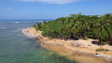 Bunte-Strandstände-Vor-Einem-üppigen-Tropischen-Dschungel-In-Puerto-Viejo,-Costa