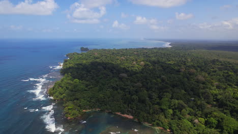 Vista-Aérea-De-Un-Paraíso-Tropical-Costarricense,-Con-Aguas-Azules-Rompiendo