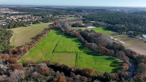 Vista-Aérea-De-Las-Exuberantes-Tierras-De-Cultivo-Y-Bosques-De-Montpellier.