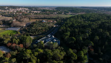 La-Verde-Naturaleza-De-Montpellier-Junto-A-Una-Estructura-Contemporánea