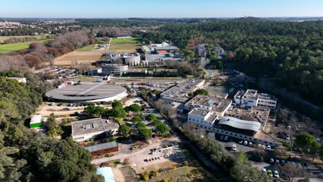 Luftbildaufnahme-Der-Städtischen-Infrastruktur-Von-Montpellier-Inmitten-Der-Natur