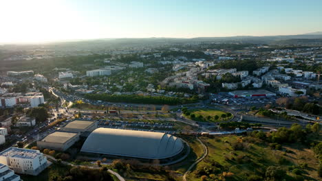 Montpellier-Von-Oben,-Das-Weitläufige-Stadtbild-Und-Die-Grüne-Landschaft-Hervorhebend