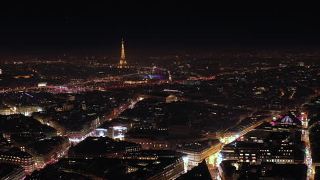 Vista-Aérea-Nocturna-De-Los-Edificios-De-París-Con-Luz