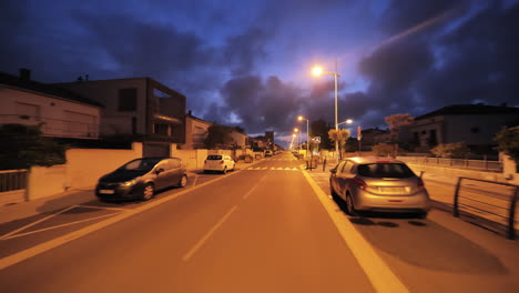 Nachtansicht-Einer-Straße,-Die-Sich-Vorwärts-Bewegt-Palavas-Les-Flots-Occitanie