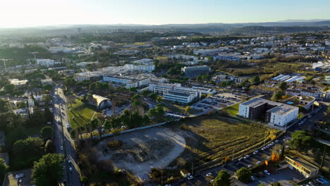 Montpellier-Iluminado-Por-El-Sol-Capturado-Desde-El-Cielo,-Revelando-Su-Diseño-Urbano-Y-Natural.