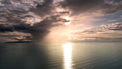 Luftaufnahme-Einer-Ruhigen-Küste-Costa-Ricas,-Beleuchtet-Von-Einem-Goldenen-Sonnenuntergang.