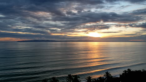 Sonnenverwöhnte-Wellen-Vor-Der-Küste-Costa-Ricas.