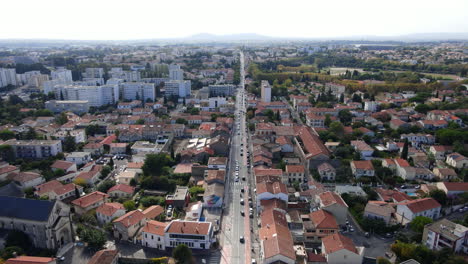 Ciudad-De-Montpellier-Con-Calles-Bulliciosas-Y-Densos-Edificios-Residenciales.