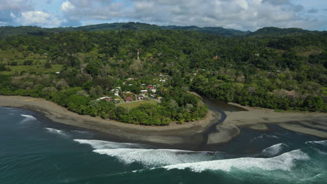 Experimente-La-Cruda-Belleza-De-Costa-Rica:-Un-Viaje-En-Dron-Sobre-Densos-Bosques