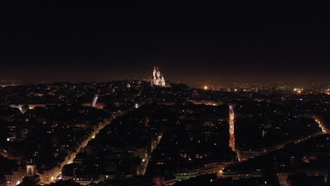 Vista-Nocturna-De-La-Basílica-De-París-Desde-La-Distancia