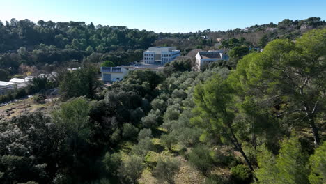 Schöner-Dichter-Garten-Olivenbäume-Luftaufnahme-Forschungseinrichtungen-Montpellier