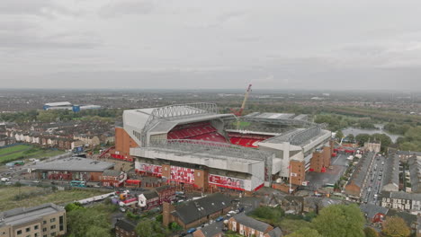 Una-Perspectiva-Aérea-Panorámica-Que-Captura-La-Esencia-De-Anfield,-Con-Fa-Distante.