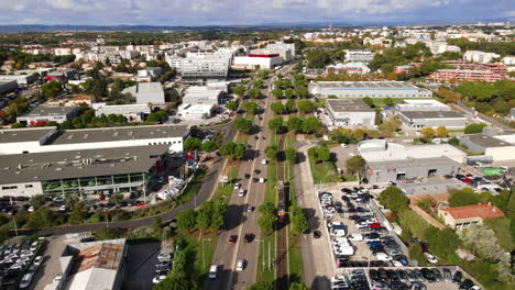 Luftaufnahme-Von-Montpellier:-Moderne-Wohnungen,-Stark-Befahrene-Straßen-Und-Gewerbegebiete.