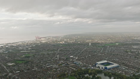 Danza-De-La-Nube-De-Mersey:-Anfield-En-Primer-Plano,-El-Río-Mersey-En-La-Parte-Posterior,-Bajo-C