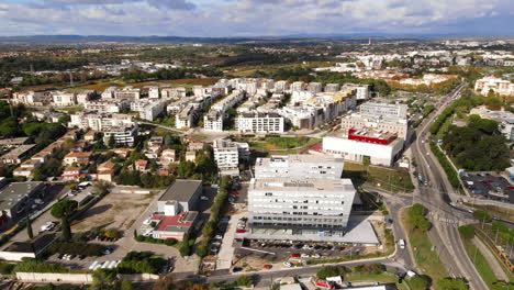 Toma-Cenital:-Paisaje-Urbano-De-Montpellier-Con-Tráfico-Intenso.