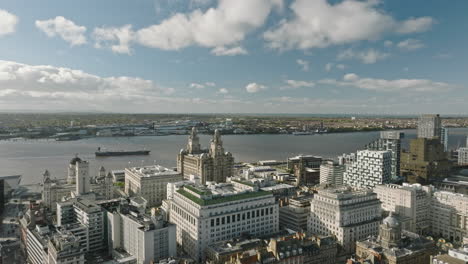 Impresionante-Toma-Soleada-Del-Río-Mersey,-El-Alma-De-La-Economía-De-Liverpool.