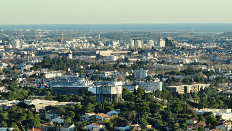 El-Paisaje-Urbano-De-Montpellier-Se-Despliega,-Ofreciendo-Un-Detallado-Tapiz-De-Edificios.