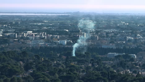 Rauchfeuer-über-Montpelliers-Grüner-Vegetation-Und-Stadtlandschaftsantenne