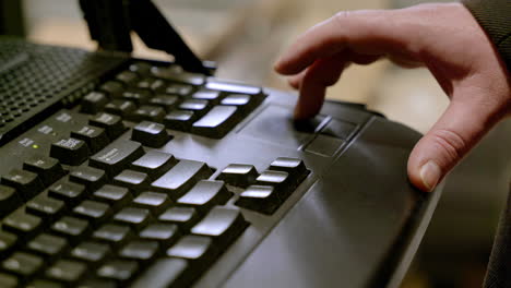 Nahaufnahme-Einer-Hand-Auf-Einer-Laptoptastatur.