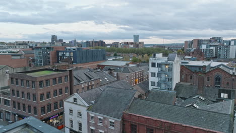 El-Paisaje-Urbano-De-Liverpool-Con-Un-Telón-De-Fondo-De-Nubes-Grises-Y-Melancólicas.