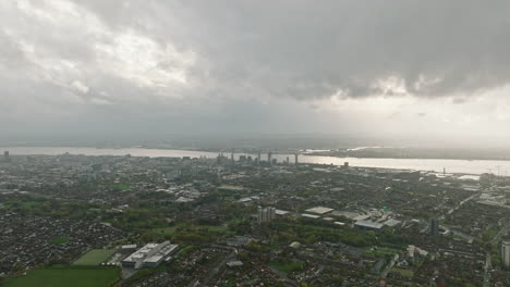 Perspectiva-Aérea:-Los-Cuentos-Urbanos-De-Liverpool-Bajo-Un-Cielo-Nublado.