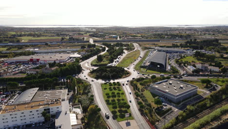 Carretera-De-Montpellier-Desde-Arriba,-Destacando-El-Tráfico-Y-Los-Espacios-Verdes.